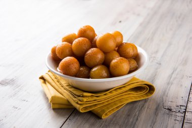 Kemalpaşa tatlısı veya gulaab tatlısı, süt-katı tabanlı tatlı Kaymaklı olduğunu