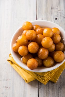 Kemalpaşa tatlısı veya gulaab tatlısı, süt-katı tabanlı tatlı Kaymaklı olduğunu