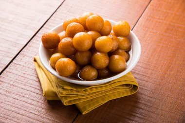 Kemalpaşa tatlısı veya gulaab tatlısı, süt-katı tabanlı tatlı Kaymaklı olduğunu