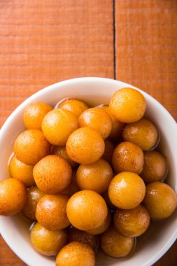 Kemalpaşa tatlısı veya gulaab tatlısı, süt-katı tabanlı tatlı Kaymaklı olduğunu