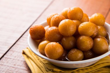 Kemalpaşa tatlısı veya gulaab tatlısı, süt-katı tabanlı tatlı Kaymaklı olduğunu