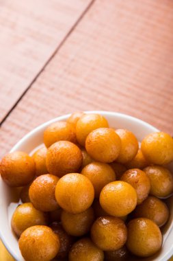 Kemalpaşa tatlısı veya gulaab tatlısı, süt-katı tabanlı tatlı Kaymaklı olduğunu