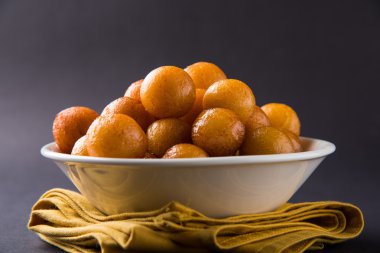 Kemalpaşa tatlısı veya gulaab tatlısı, süt-katı tabanlı tatlı Kaymaklı olduğunu