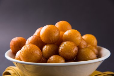 Kemalpaşa tatlısı veya gulaab tatlısı, süt-katı tabanlı tatlı Kaymaklı olduğunu