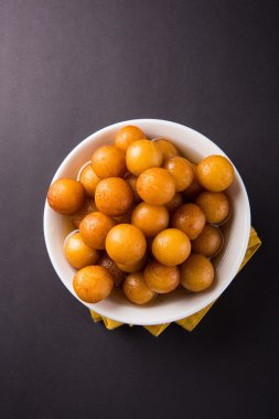 Kemalpaşa tatlısı veya gulaab tatlısı, süt-katı tabanlı tatlı Kaymaklı olduğunu