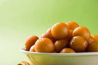 Kemalpaşa tatlısı veya gulaab tatlısı, süt-katı tabanlı tatlı Kaymaklı olduğunu