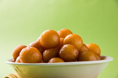 Kemalpaşa tatlısı veya gulaab tatlısı, süt-katı tabanlı tatlı Kaymaklı olduğunu