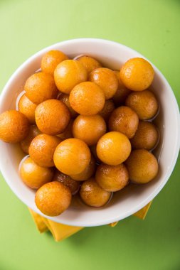 Kemalpaşa tatlısı veya gulaab tatlısı, süt-katı tabanlı tatlı Kaymaklı olduğunu