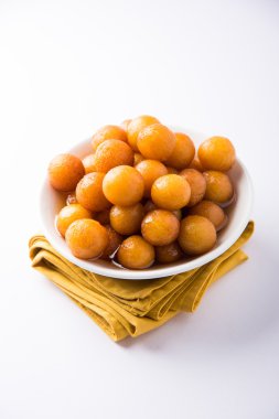 Kemalpaşa tatlısı veya gulaab tatlısı, süt-katı tabanlı tatlı Kaymaklı olduğunu