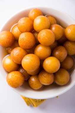 Kemalpaşa tatlısı veya gulaab tatlısı, süt-katı tabanlı tatlı Kaymaklı olduğunu