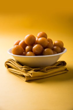 Kemalpaşa tatlısı veya gulaab tatlısı, süt-katı tabanlı tatlı Kaymaklı olduğunu