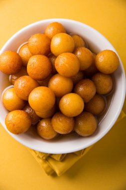 Kemalpaşa tatlısı veya gulaab tatlısı, süt-katı tabanlı tatlı Kaymaklı olduğunu