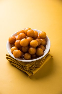 Kemalpaşa tatlısı veya gulaab tatlısı, süt-katı tabanlı tatlı Kaymaklı olduğunu