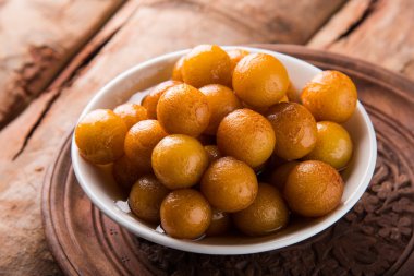 Kemalpaşa tatlısı veya gulaab tatlısı, süt-katı tabanlı tatlı Kaymaklı olduğunu