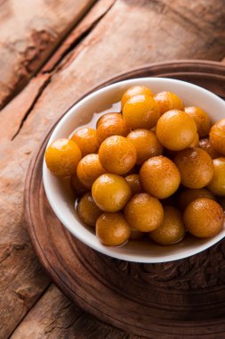 Kemalpaşa tatlısı veya gulaab tatlısı, süt-katı tabanlı tatlı Kaymaklı olduğunu