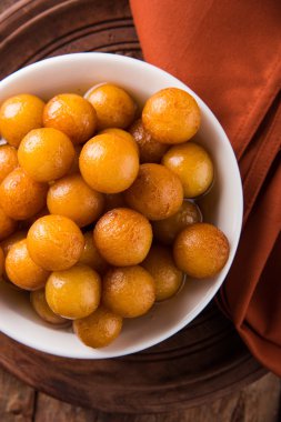 Kemalpaşa tatlısı veya gulaab tatlısı, süt-katı tabanlı tatlı Kaymaklı olduğunu