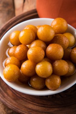 Kemalpaşa tatlısı veya gulaab tatlısı, süt-katı tabanlı tatlı Kaymaklı olduğunu