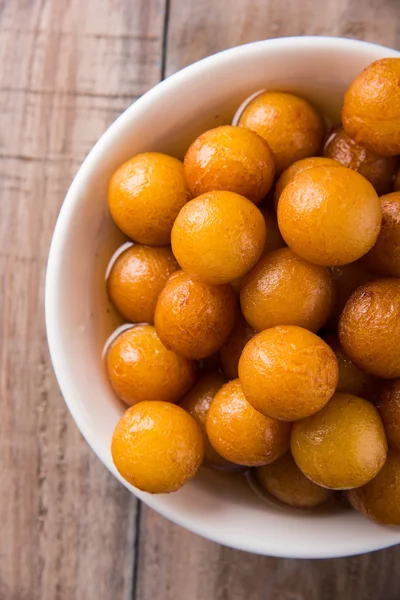 Kemalpaşa tatlısı veya gulaab tatlısı, süt-katı tabanlı tatlı Kaymaklı olduğunu