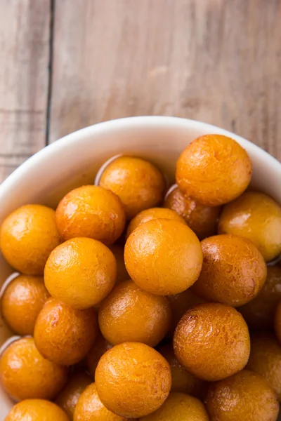 Kemalpaşa tatlısı veya gulaab tatlısı, süt-katı tabanlı tatlı Kaymaklı olduğunu