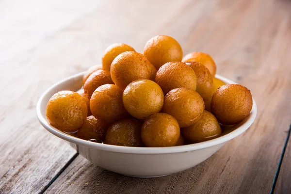 Kemalpaşa tatlısı veya gulaab tatlısı, süt-katı tabanlı tatlı Kaymaklı olduğunu