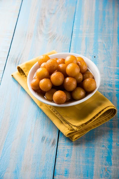 Kemalpaşa tatlısı veya gulaab tatlısı, süt-katı tabanlı tatlı Kaymaklı olduğunu