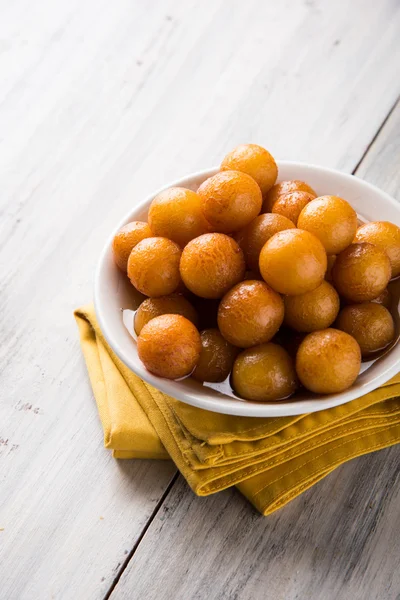 Kemalpaşa tatlısı veya gulaab tatlısı, süt-katı tabanlı tatlı Kaymaklı olduğunu