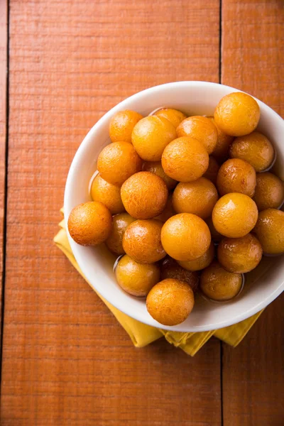 Kemalpaşa tatlısı veya gulaab tatlısı, süt-katı tabanlı tatlı Kaymaklı olduğunu