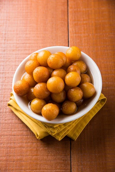 Kemalpaşa tatlısı veya gulaab tatlısı, süt-katı tabanlı tatlı Kaymaklı olduğunu