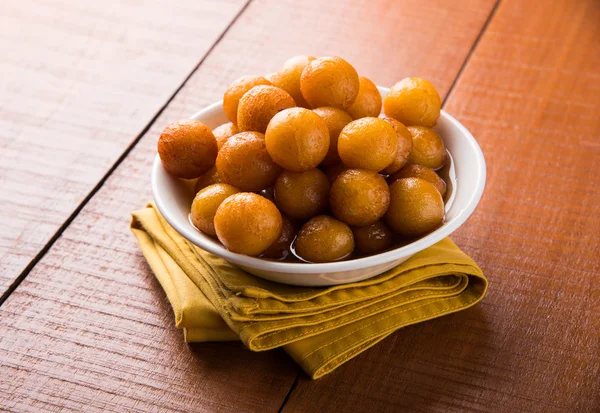 Gulab jamun, o gulaab jamun, es un mithai dulce a base de sólidos lácteos — Foto de Stock