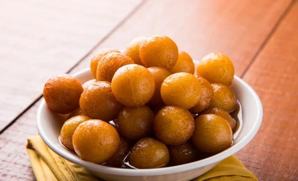 Gulab jamun, o gulaab jamun, es un mithai dulce a base de sólidos lácteos — Foto de Stock