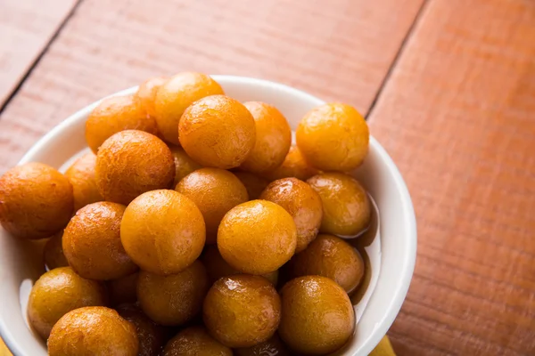 Gulab jamun, o gulaab jamun, es un mithai dulce a base de sólidos lácteos — Foto de Stock