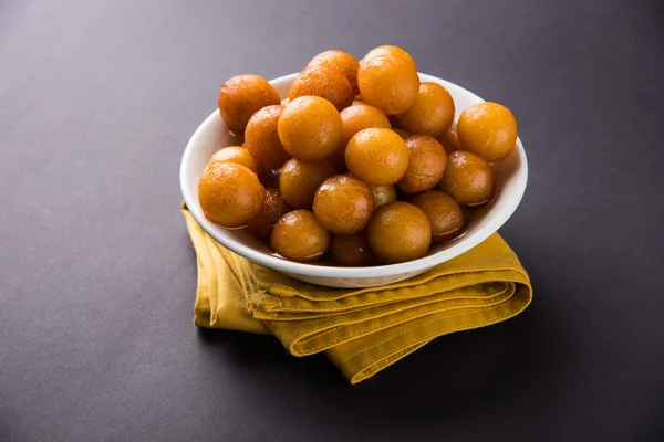 Kemalpaşa tatlısı veya gulaab tatlısı, süt-katı tabanlı tatlı Kaymaklı olduğunu