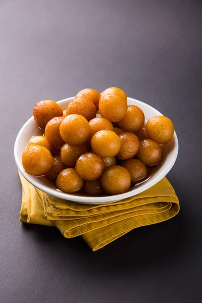 Kemalpaşa tatlısı veya gulaab tatlısı, süt-katı tabanlı tatlı Kaymaklı olduğunu