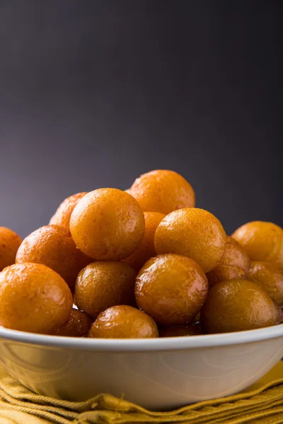 Gulab jamun, o gulaab jamun, es un mithai dulce a base de sólidos lácteos — Foto de Stock