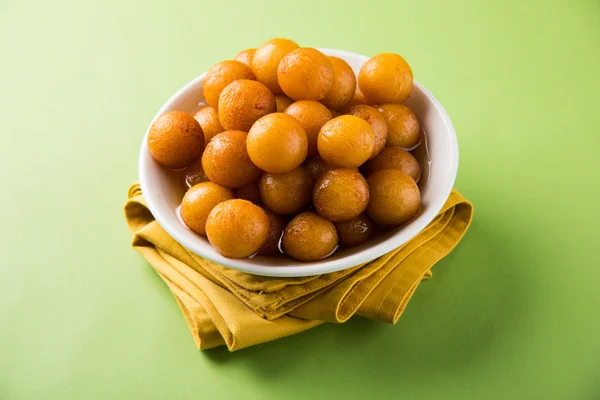 Gulab jamun, atau gulaab jamun, adalah mithai manis berbasis susu padat — Stok Foto