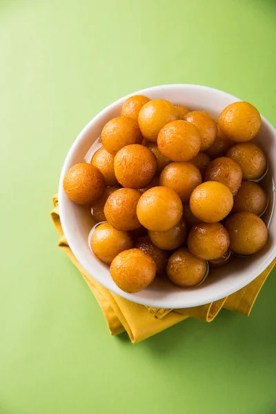 Gulab jamun, o gulaab jamun, es un mithai dulce a base de sólidos lácteos — Foto de Stock