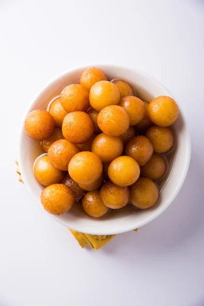 Gulab jamun, o gulaab jamun, es un mithai dulce a base de sólidos lácteos — Foto de Stock