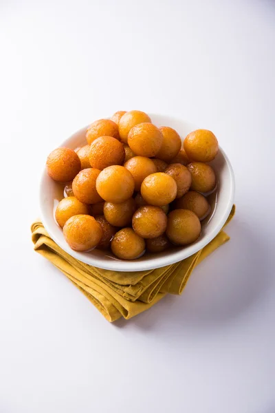 Gulab jamun, o gulaab jamun, es un mithai dulce a base de sólidos lácteos — Foto de Stock