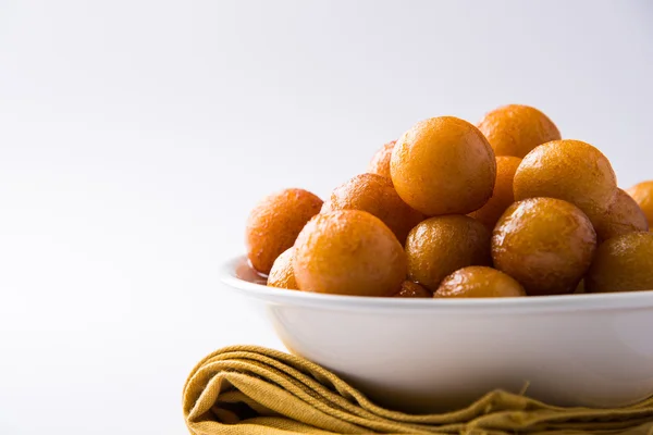 Gulab jamun, o gulaab jamun, es un mithai dulce a base de sólidos lácteos — Foto de Stock