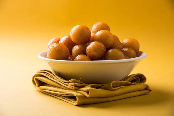 Gulab jamun, o gulaab jamun, es un mithai dulce a base de sólidos lácteos — Foto de Stock