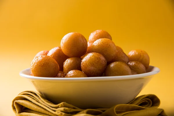 Gulab jamun, o gulaab jamun, es un mithai dulce a base de sólidos lácteos — Foto de Stock