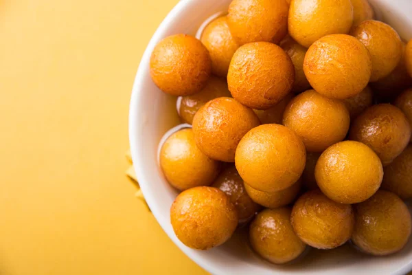 Kemalpaşa tatlısı veya gulaab tatlısı, süt-katı tabanlı tatlı Kaymaklı olduğunu