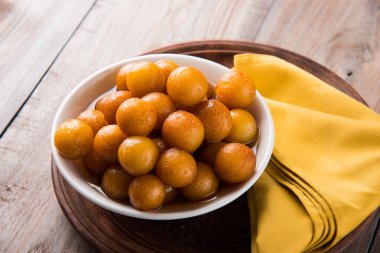 Kemalpaşa tatlısı veya gulaab tatlısı, süt-katı tabanlı tatlı Kaymaklı olduğunu