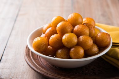 Kemalpaşa tatlısı veya gulaab tatlısı, süt-katı tabanlı tatlı Kaymaklı olduğunu