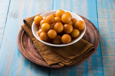 Kemalpaşa tatlısı veya gulaab tatlısı, süt-katı tabanlı tatlı Kaymaklı olduğunu