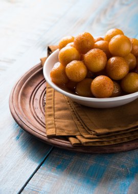 Kemalpaşa tatlısı veya gulaab tatlısı, süt-katı tabanlı tatlı Kaymaklı olduğunu