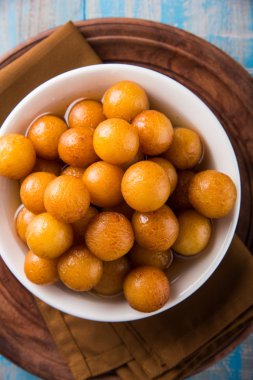 Kemalpaşa tatlısı veya gulaab tatlısı, süt-katı tabanlı tatlı Kaymaklı olduğunu