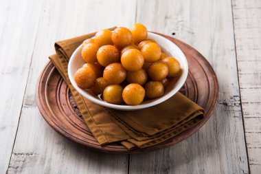 Kemalpaşa tatlısı veya gulaab tatlısı, süt-katı tabanlı tatlı Kaymaklı olduğunu