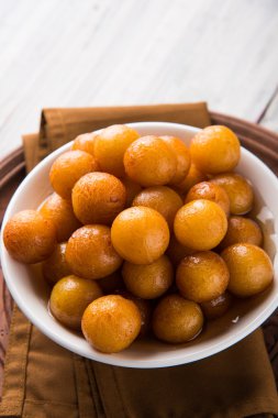 Kemalpaşa tatlısı veya gulaab tatlısı, süt-katı tabanlı tatlı Kaymaklı olduğunu