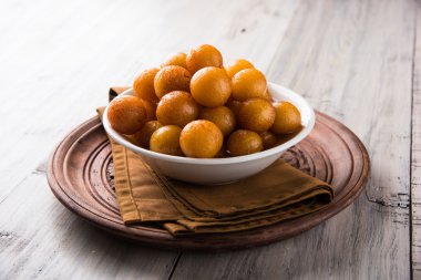 Kemalpaşa tatlısı veya gulaab tatlısı, süt-katı tabanlı tatlı Kaymaklı olduğunu